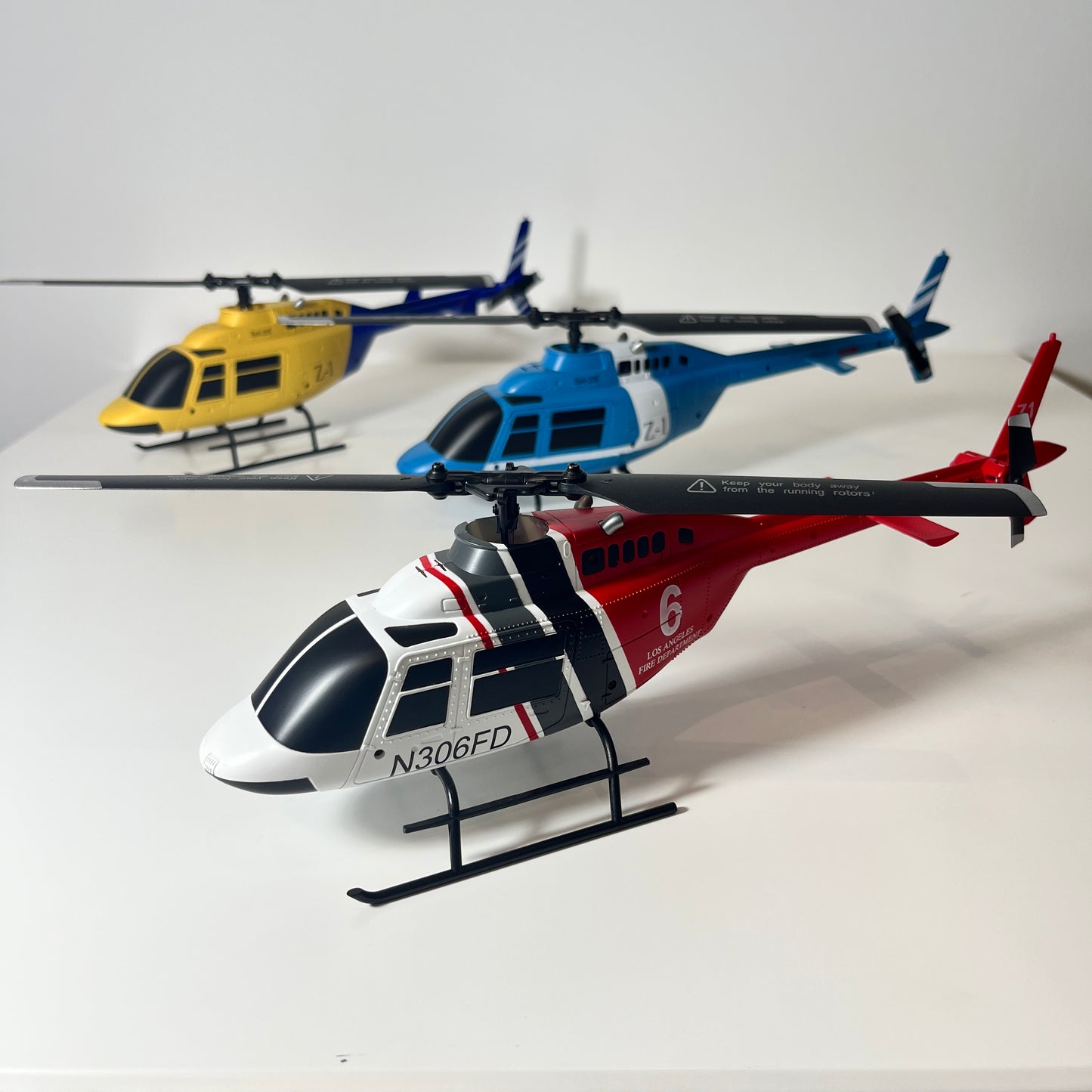Z1 ベル 206 1/35 スケール 4 チャンネル RC ヘリコプター - シングルローター、オプティカルフローポジショニング、モード 2 とモード 1 の切り替え可能