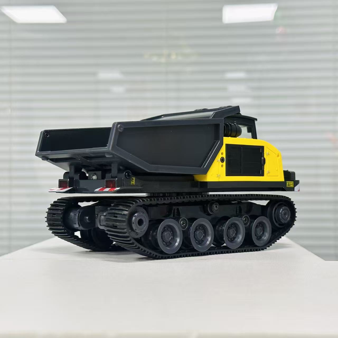 YiGong T14R Panther 1/50 RTR Electric RC Crawler Dump Truck – Metal Parts, LED Lights, 360° Rotation